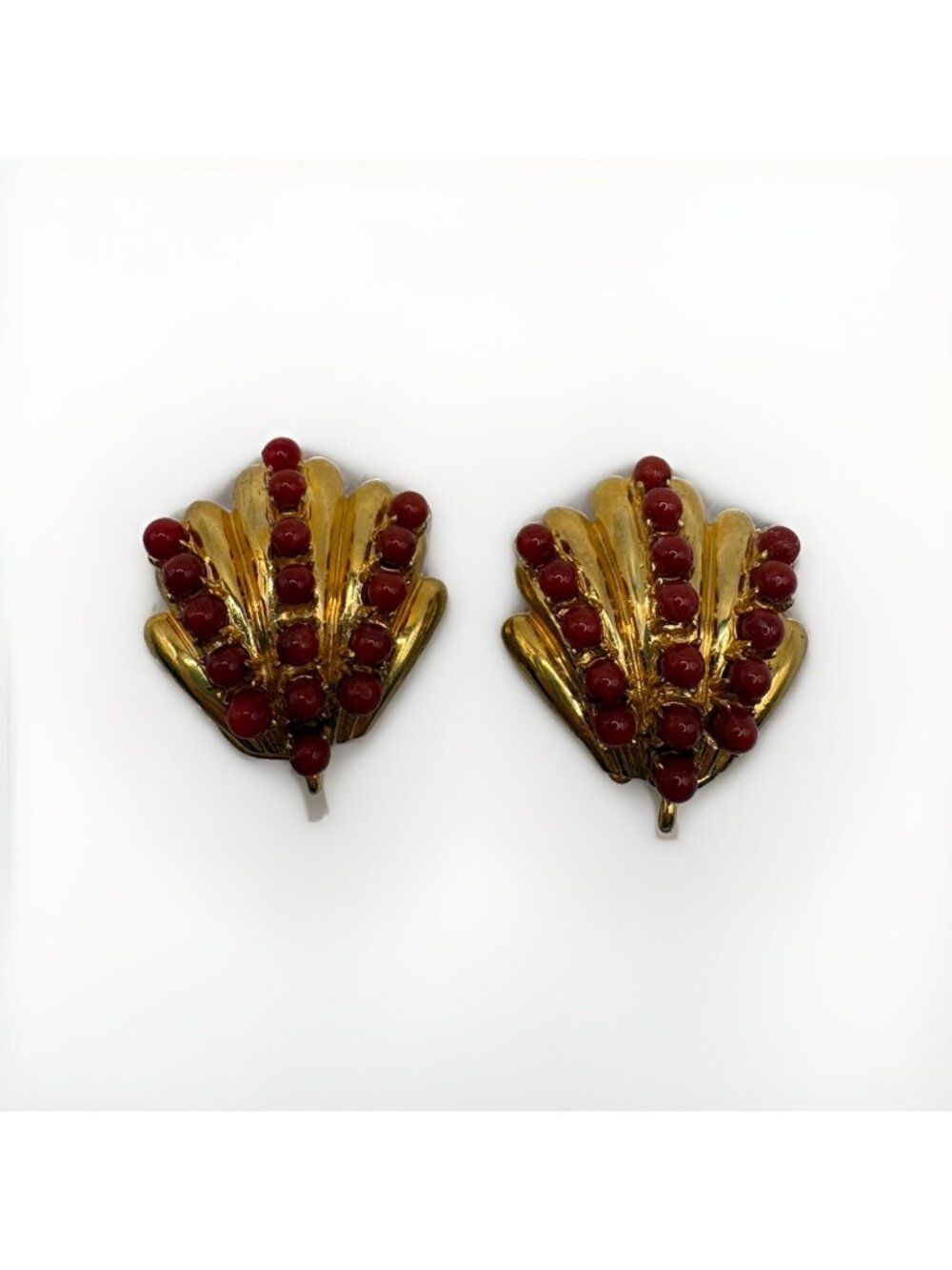 Bounkit Gold Tone Shell Shape Red Beaded Clip On Earrings